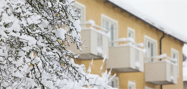 Ljusgult hus.