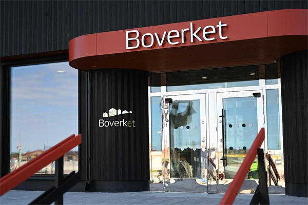 Entré med glasdörrar. Över dörrarna en skylt där det står Boverket.