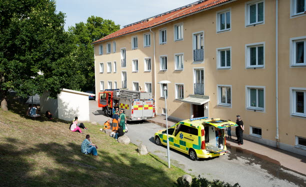 En brandbil och ambulans utanför ett hus. Foto: Franz Feldmanis