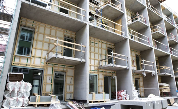 Ett flerbostadshus håller på att byggas.
