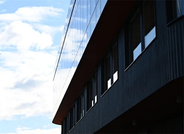 Svart fasad med stort glasparti.