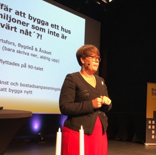 Kvinna på scen under konferens. Foto: Boverket