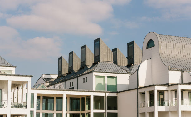 Tak på tre olika flerbostadshus med tre olika typer av tak och karaktär.