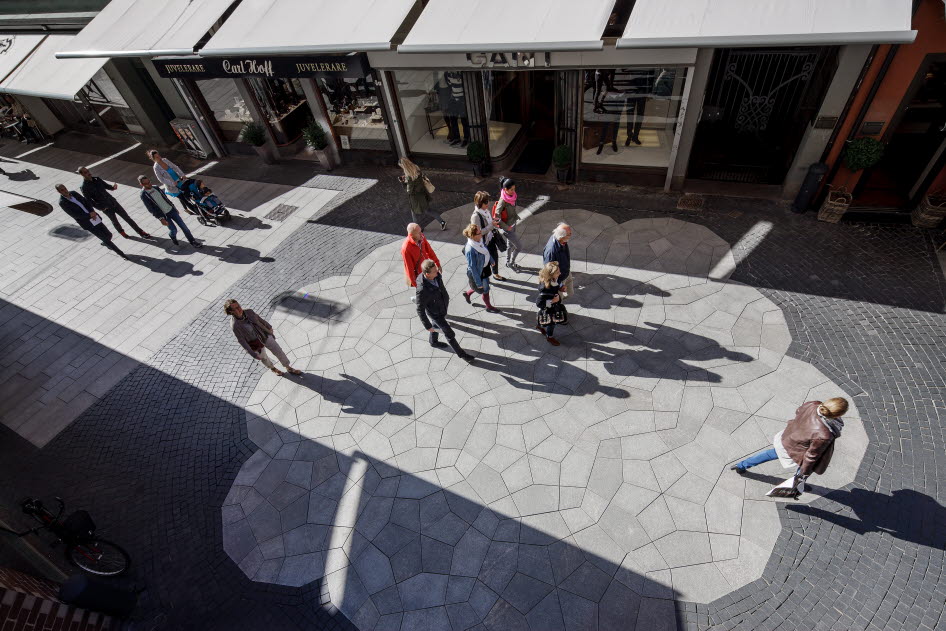 Folk på ett torg