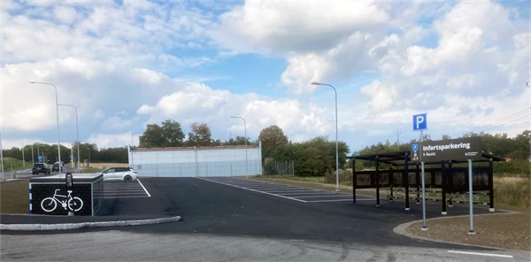 Bilden visar boxar för cykelparkering och bilparkering.