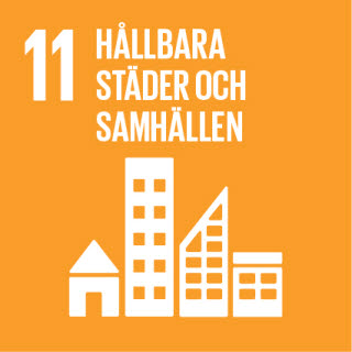 Brandgul fyrkant med vit text som lyder "11 - Hållbara städer och samhällen" ovanför illustrerade byggnadsformer i vitt.