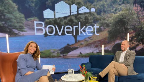 Moderator Julia Bendelin och generaldirektör Anders Sjelvgren i studio med soffa, fåtölj och bord