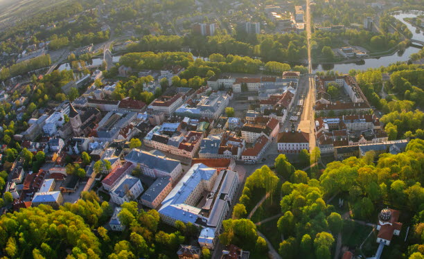 Flygbild över stad och grönska. Foto: Johnér