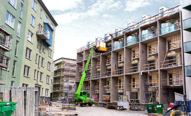 Foto på en grön skylift vid nybyggnad av flerbostadshus i Annedal, Stockholm. Foto: Hans Ekestang.