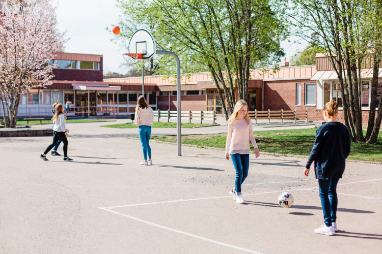 Foto på ungdomar som spelar basket och fotboll på en skolgård.