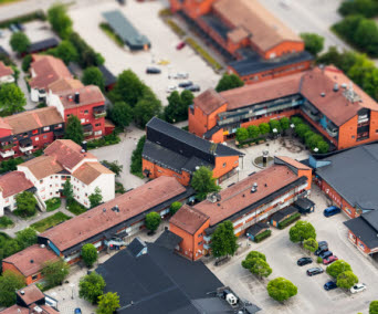 Flygbild över bostadsområde med blandad bebyggelse. Foto: Johnér/Hans Berggren