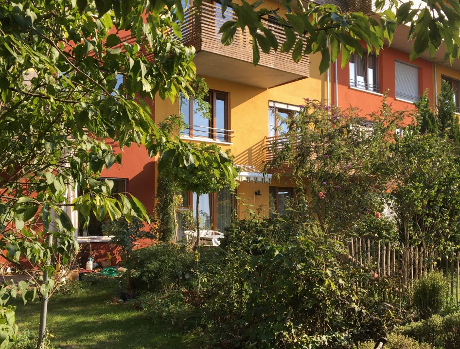 Byggemenskap med flerbostadshus i lummig miljö.