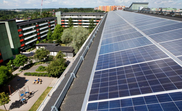 Foto på solpanel monterad på hustak.