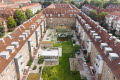 Bostadsgård i ett kvarter med grönska och vatten.