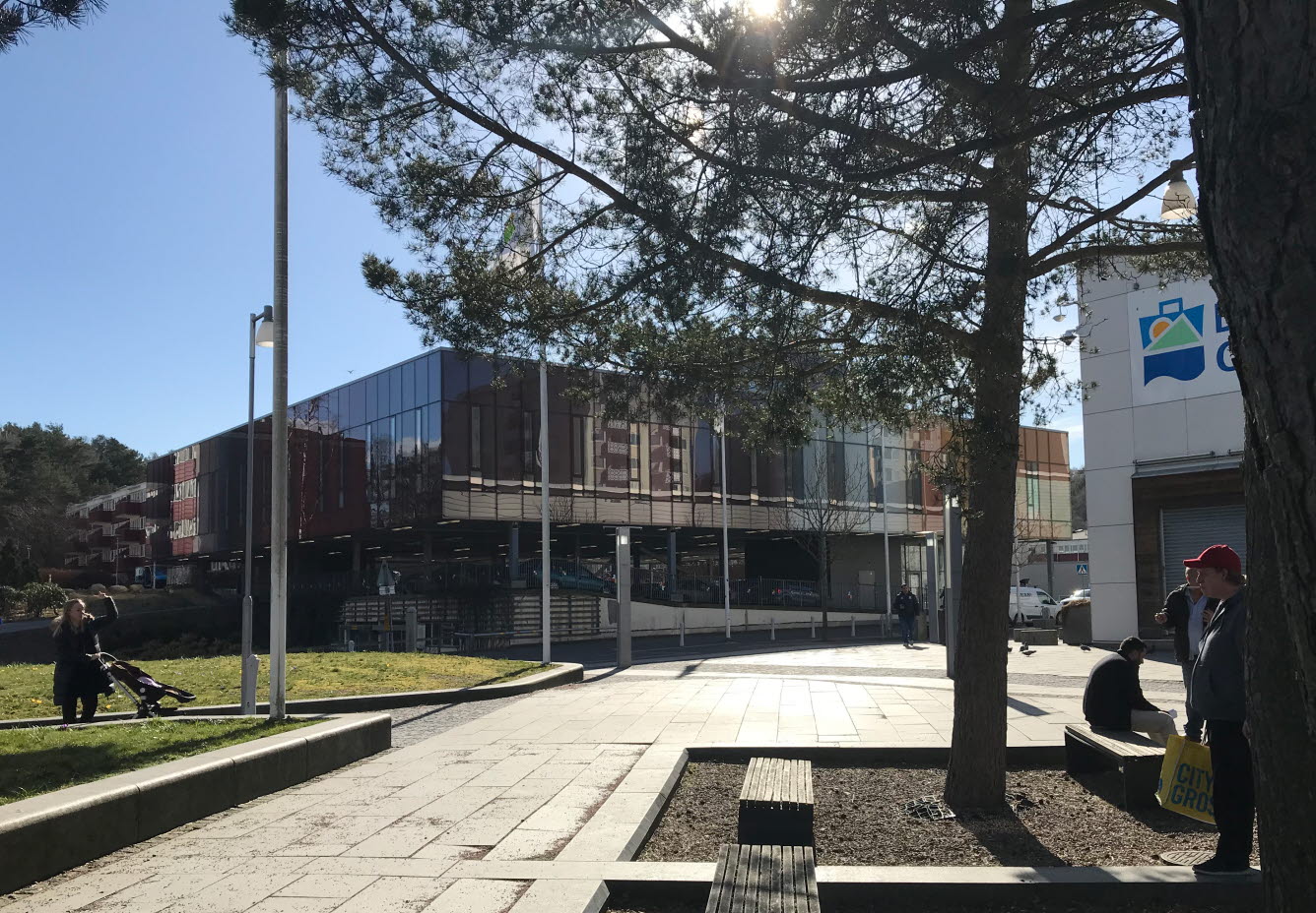 Entré och närmiljö kring Bergsjön vårdcentral.