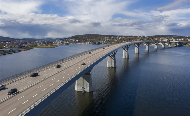 Bild på en vägbro över vatten.