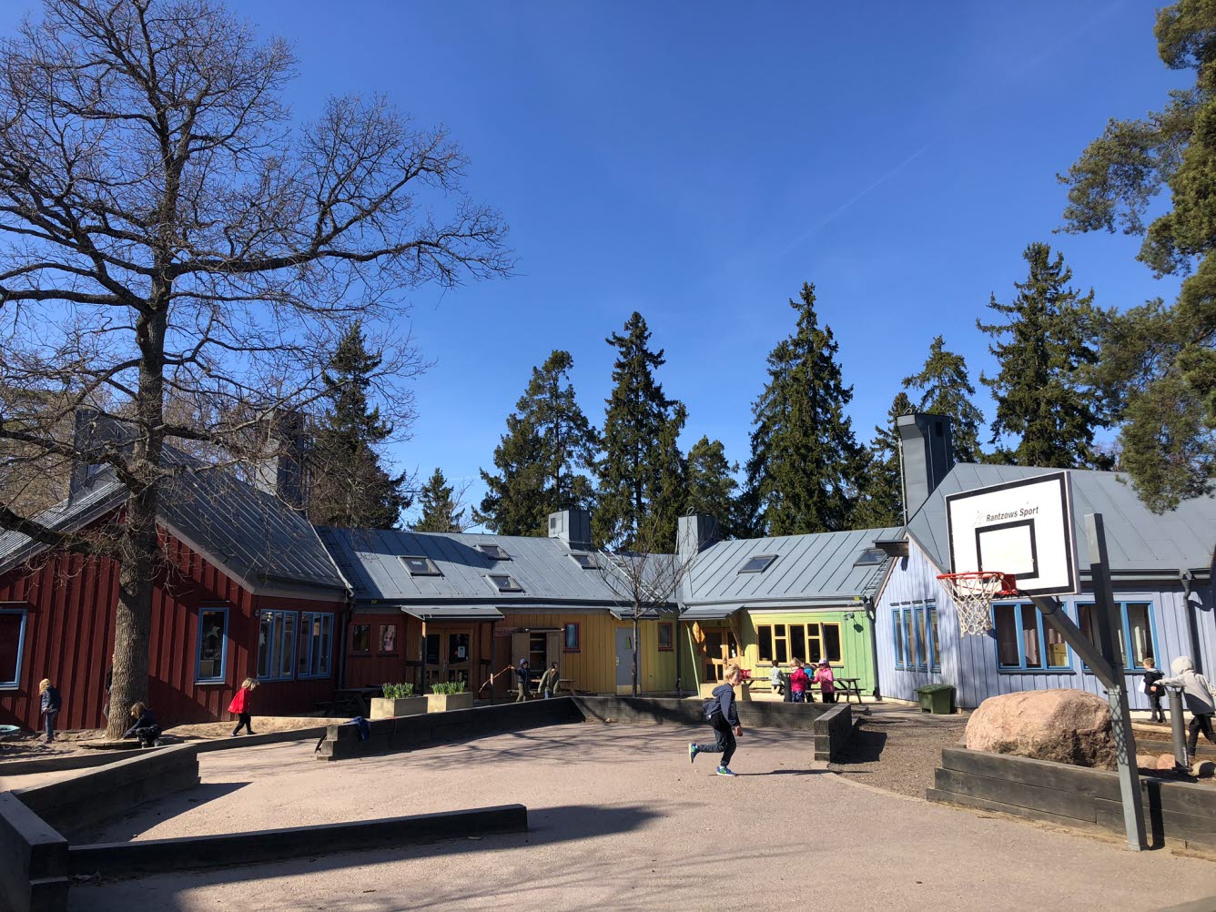 Flera små sammanbyggda hus i rött, gult grönt och blått.