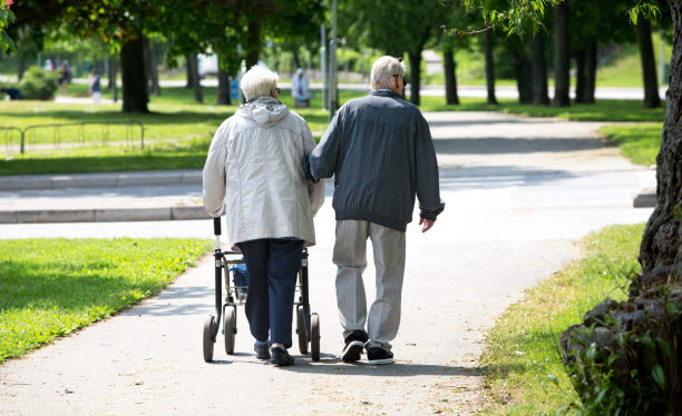 Två äldre människor promenerar tillsammans i en park. Foto: Hans Ekestang.