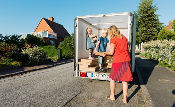En familj lastar av saker från ett släp. Foto:Scandinav