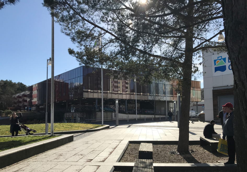 Entré och närmiljö kring Bergsjön vårdcentral.