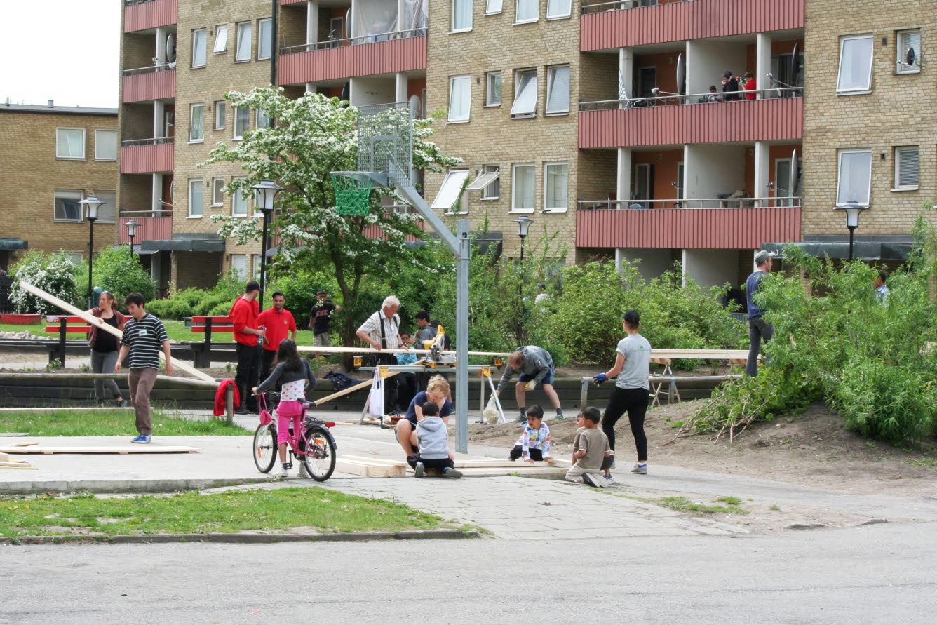 Bilden visar en lekplats som genom gemensam planering och förvaltning så hålls platsen trygg.