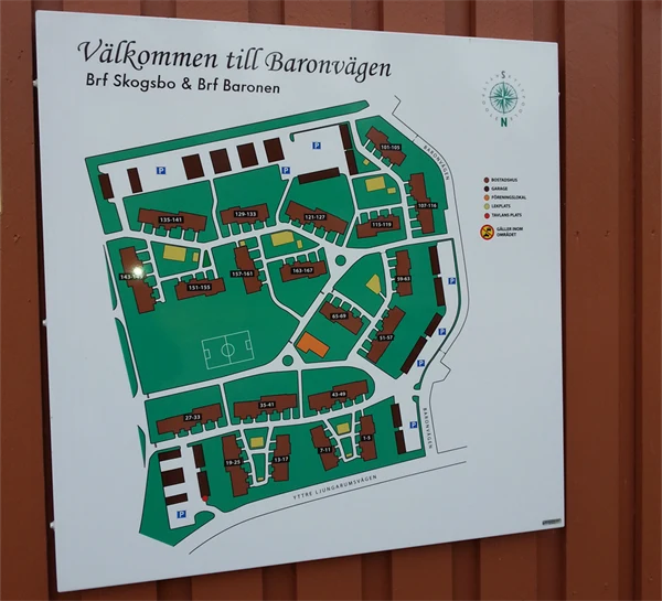 Foto på en orienteringstavla över ett bostadsområde uppsatt på en vägg.