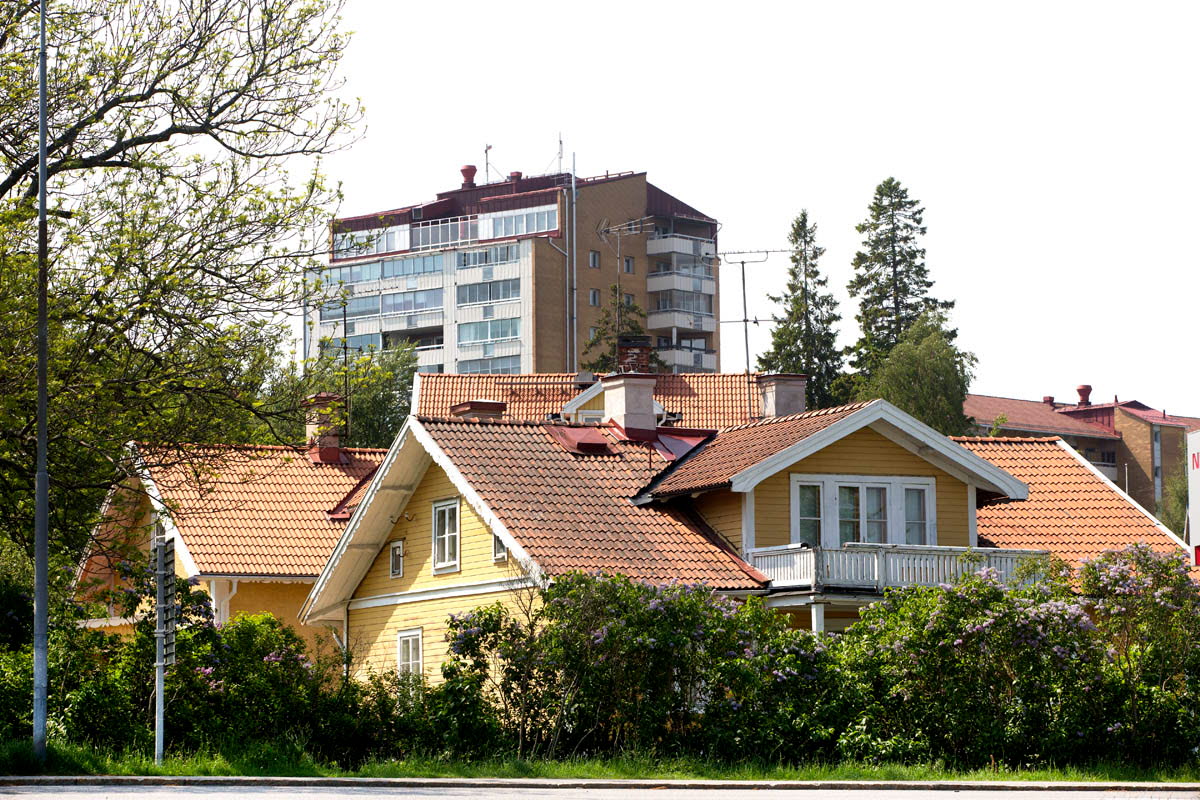 Bild på gula villor och flerbostadshus.