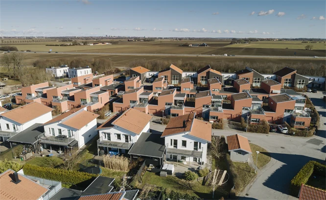 Foto från höjden över nybyggt villakvarter.