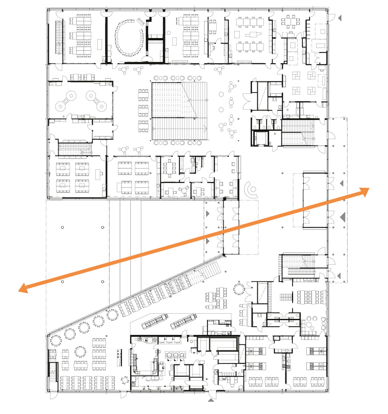 Ritning med en pil som visar en siktlinje från gatan genom byggnaden och vidare mot skolgården.