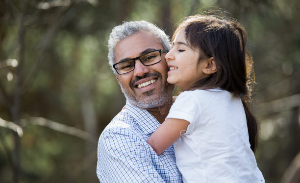 En pappa och femåring dotter kramas kind mot kind. Foto: Scandinav bildbyrå/ Viktoria Henriksson