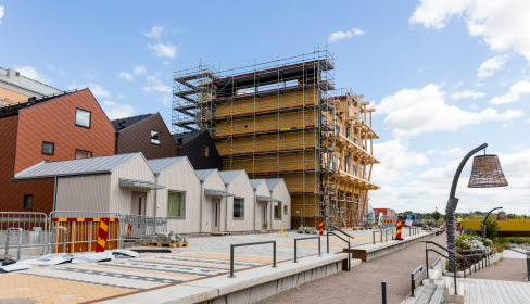 Byggarbetsplats med flerbostadshus och radhus.