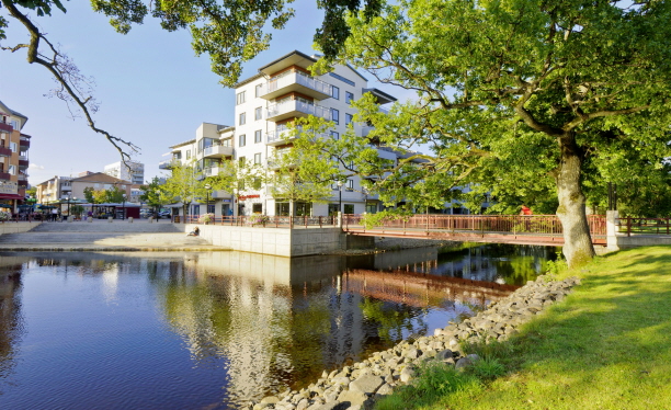 Flerbostadshus vid vatten och grönområde. Foto: Mikael Svensson/Scandinav