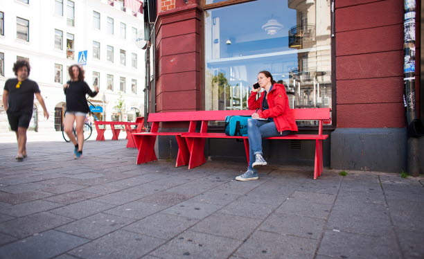 Kvinna sitter på en bänk i Malmö. Foto: Peter Kroon