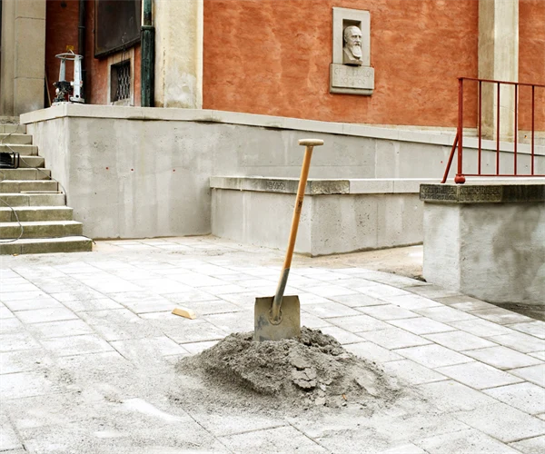 En spade står i en grushög framför Liljevalchs huvudentré.