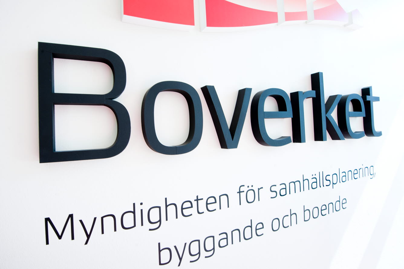 Foto av Boverkets logotyp som skylt på en vit vägg.