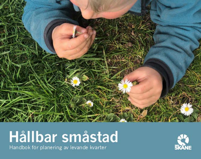 Framsidan på broschyren Hållbar småstad. Ett barn ligger i gräset och luktar på blommor.