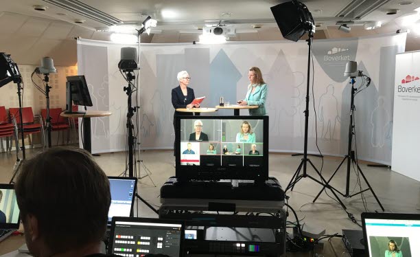 Två personer står i en inspelningsstudio