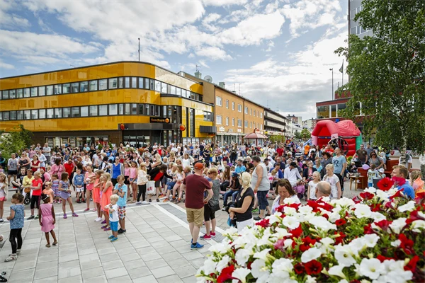 Festival med folkliv på ett torg.