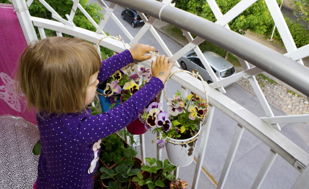 Barn på balkong. Foto: Hans Ekestang