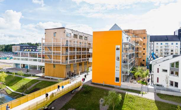 Foto på modernt och innovativt bostadsområde med byggnader i starka färger.