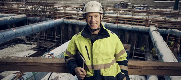 Alf Brycke vid en byggarbetsplats.