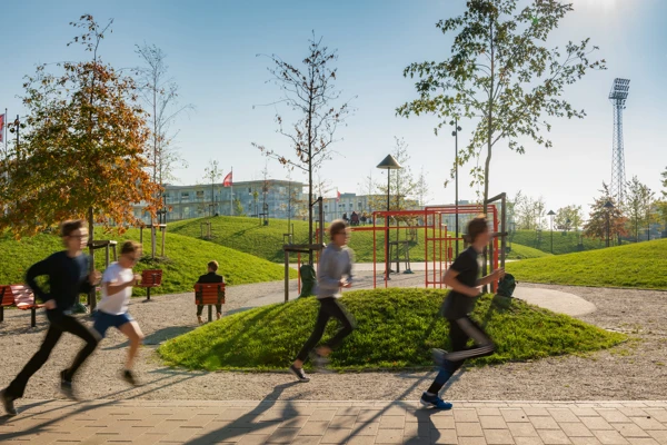 Ungdomar som springer i en park.