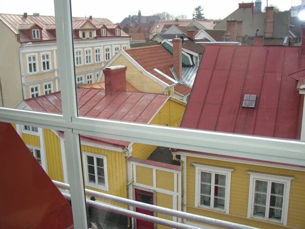 Vybild över ett taklandskap i en äldre stadsdel.