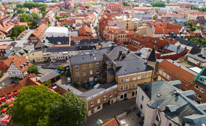 Bild över hustak i en stad.