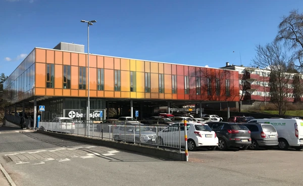 Foto visar Bergsjöns vårdcentral, fasad i orange som övergår i rött.