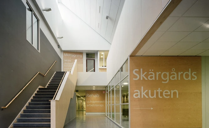 Foto på trappa och korridorer. På väggen står med stora bokstäver Skärgårdsakuten.