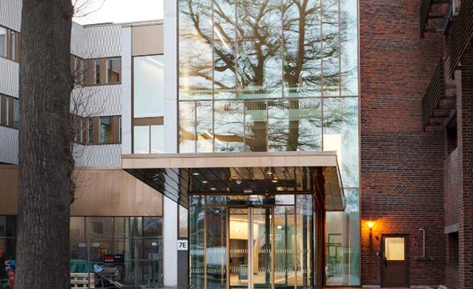 Glasad entre till hälsostaden.