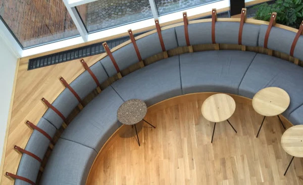 Foto på halvrund soffa.