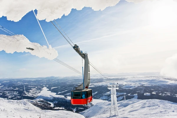 Foto på kabinbana i snöigt landskap.