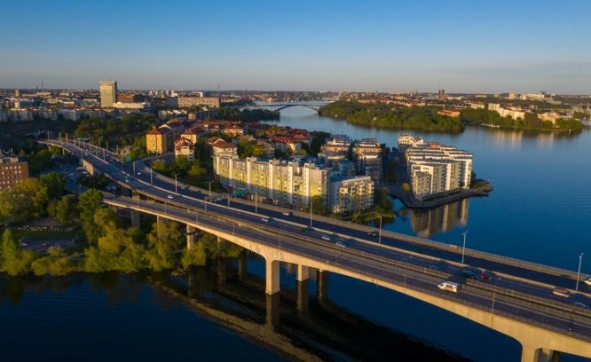 Vy över motorväg, vatten och öar i Stockholm. Foto: Peter Lydén/Scandinav